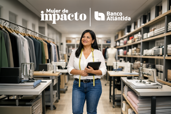 Mujer empresaria sonriendo en su entorno de trabajo